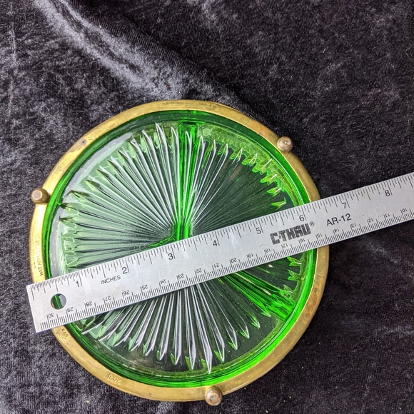 Vintage ornate brass & green glass relish or snack dish - Picture 4 of 10